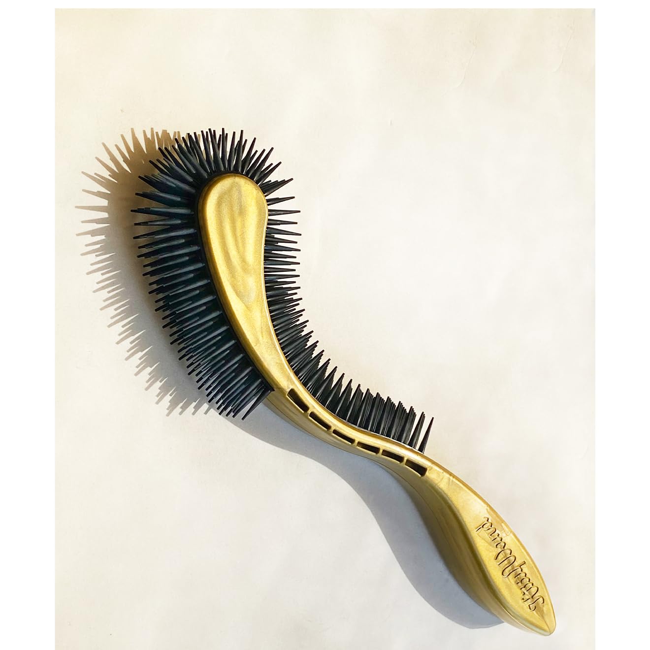 (Gold) Designed for Comfort,Created for Results. This innovative brush features multi-contour bristles that gently adapt to your cats body providing a stress-free brushing experience.